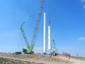 中國首臺最大陸上風電機組在甘肅吊裝成功