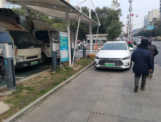 南充這里充電位運轉不暢 新能源汽車人行道上充電